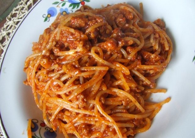 Fotografia przedstawiająca spaghetti z mięsnym sosem