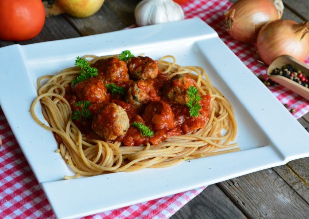 Fotografia przedstawiająca Spaghetti z mięsnymi kuleczkami