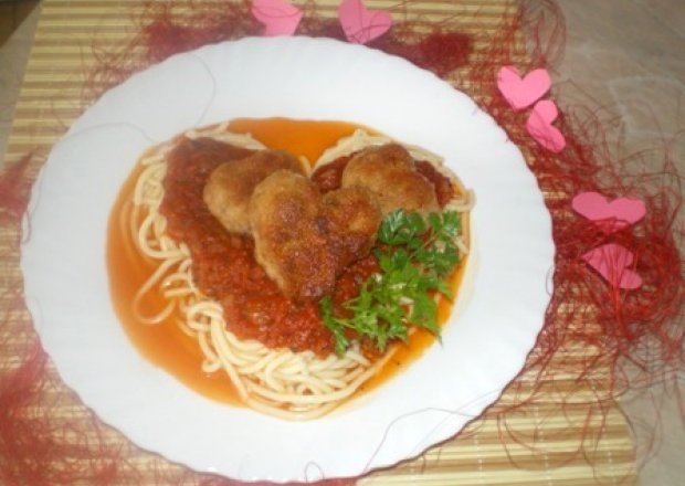 Fotografia przedstawiająca Spaghetti z mięsnymi serduszkami