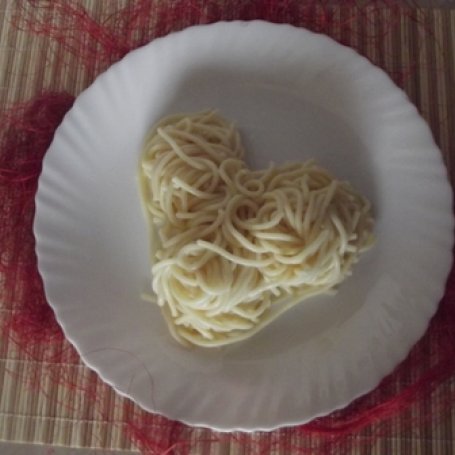 Krok 2 - Spaghetti z mięsnymi serduszkami foto