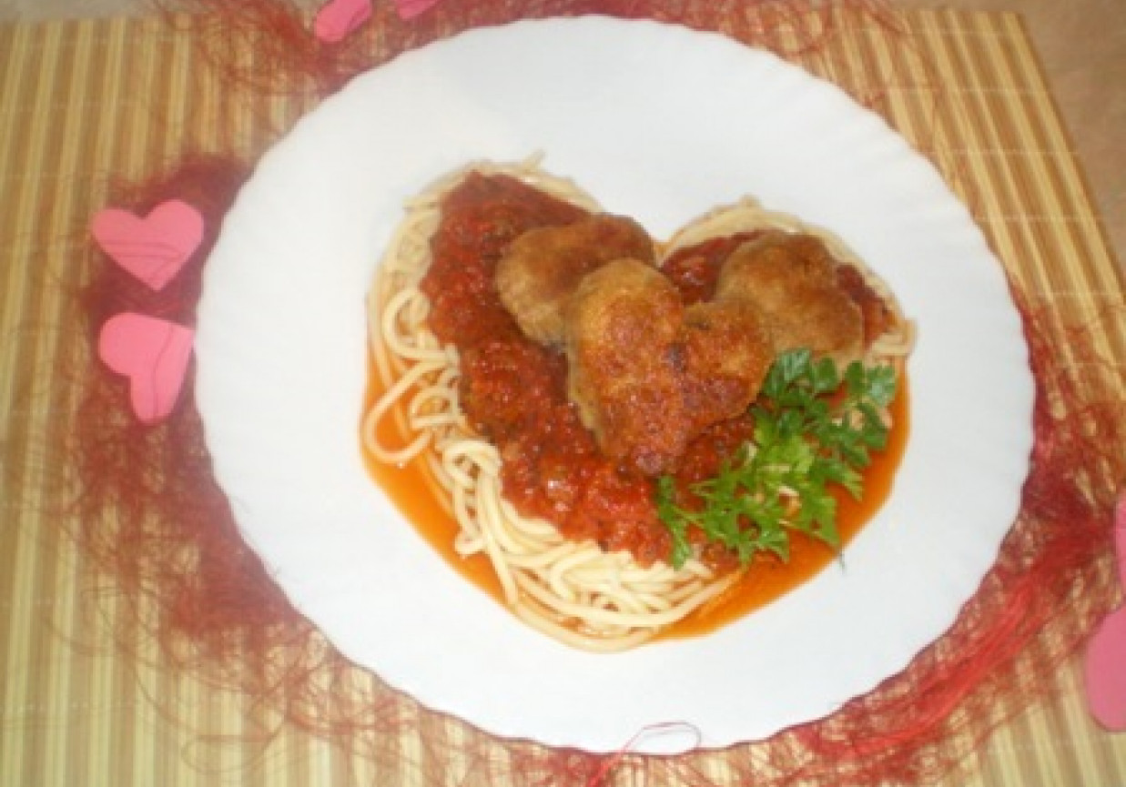 Spaghetti z mięsnymi serduszkami foto