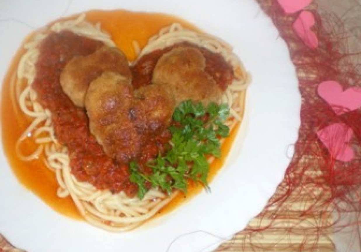 Spaghetti z mięsnymi serduszkami foto