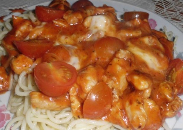Fotografia przedstawiająca Spaghetti z mozzarellą i kurczakiem