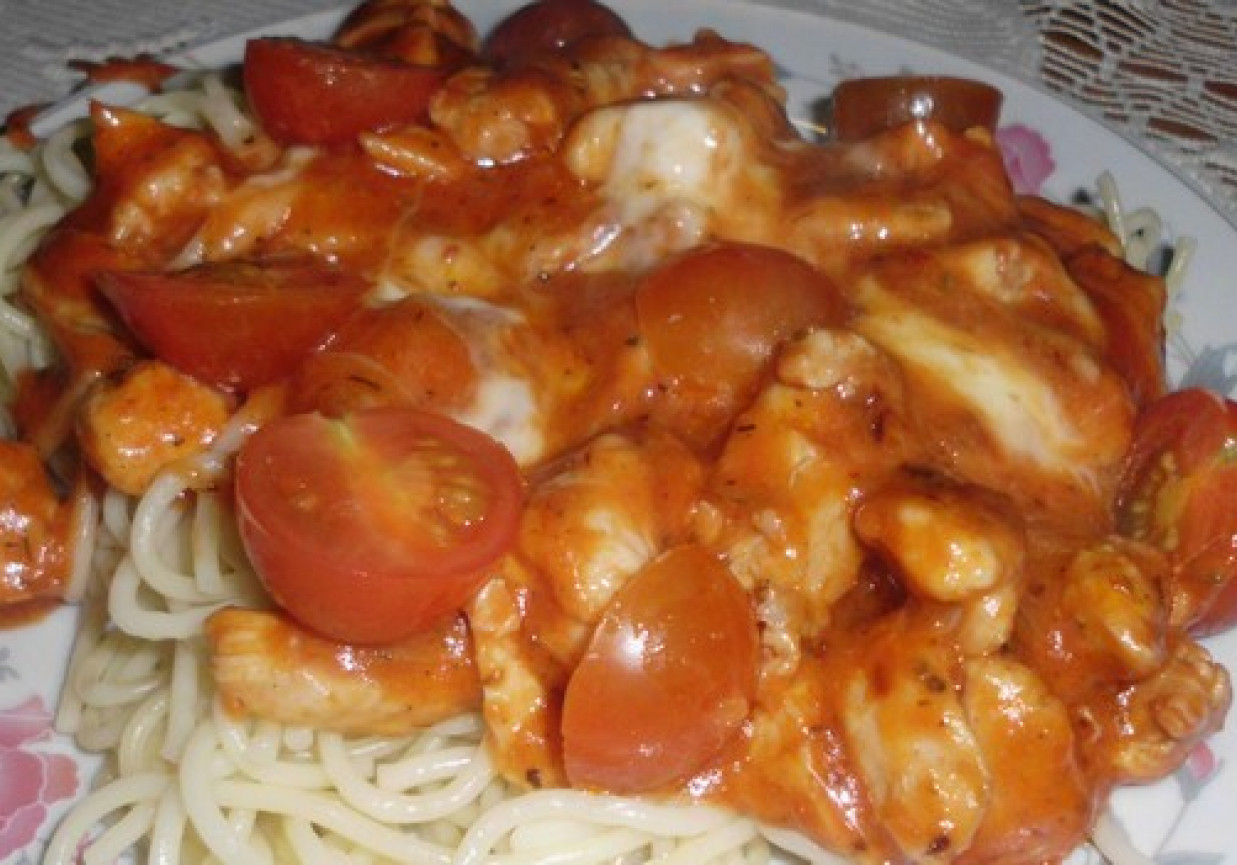 Spaghetti z mozzarellą i kurczakiem foto