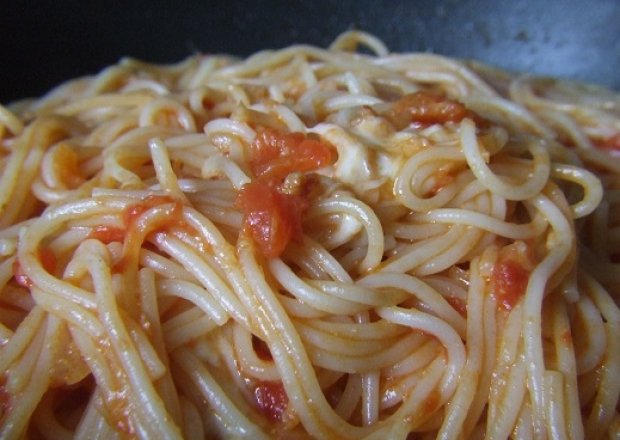 Fotografia przedstawiająca spaghetti z mozzarellą i parmezanem