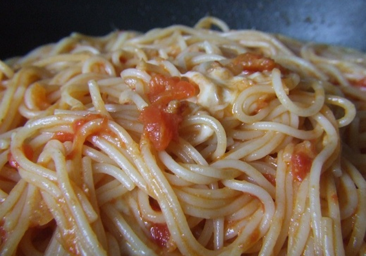 spaghetti z mozzarellą i parmezanem foto