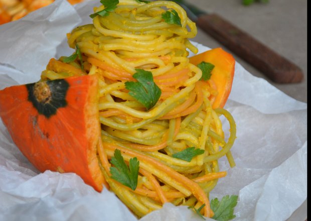 Fotografia przedstawiająca Spaghetti z musem dyniowym i kawałkami pomarańczy
