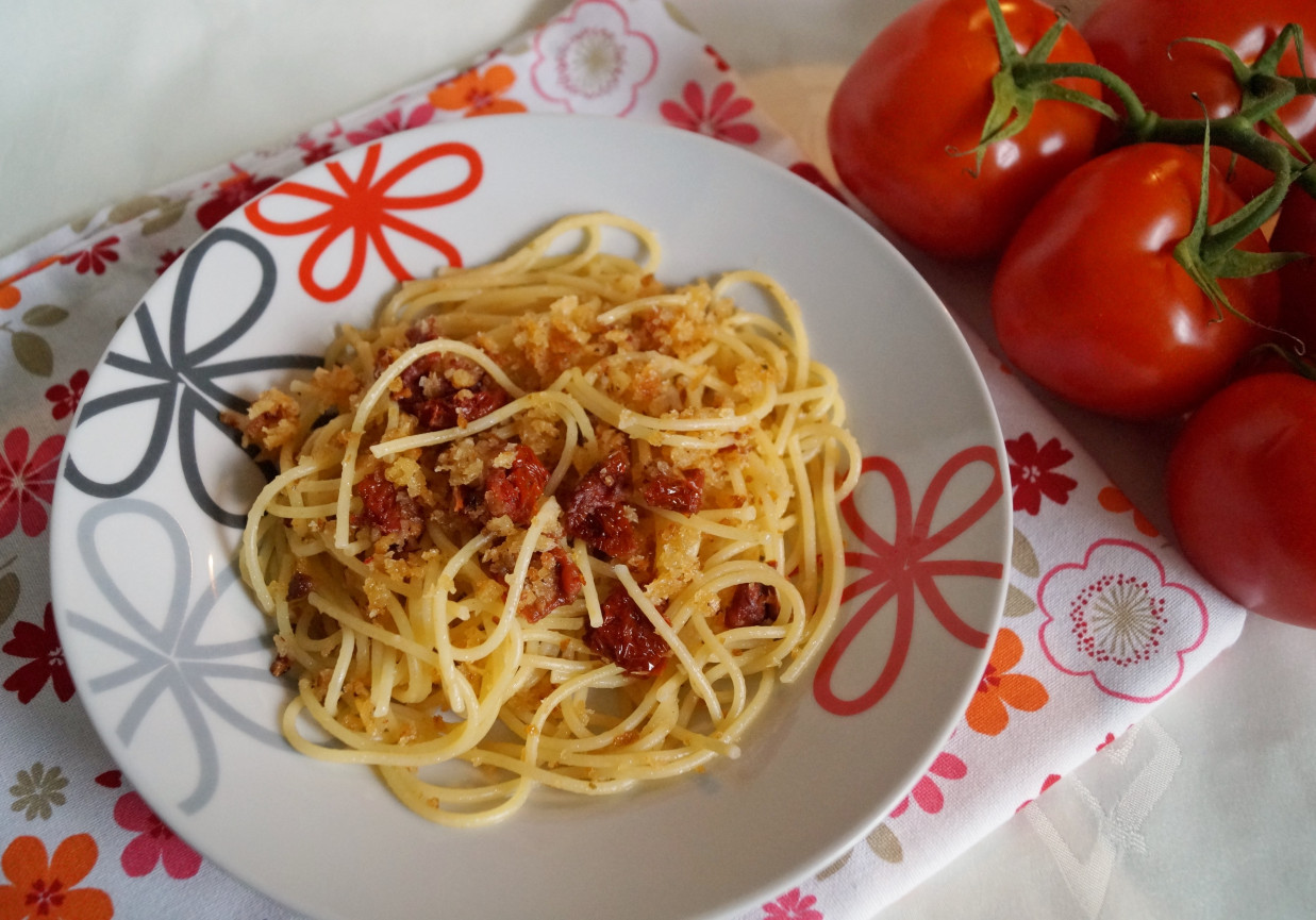 Spaghetti z okruchami chleba foto