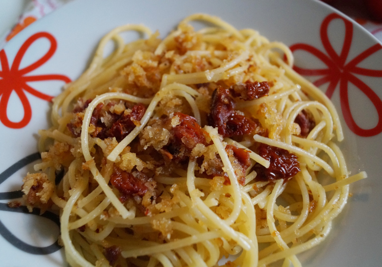 Spaghetti z okruchami chleba foto