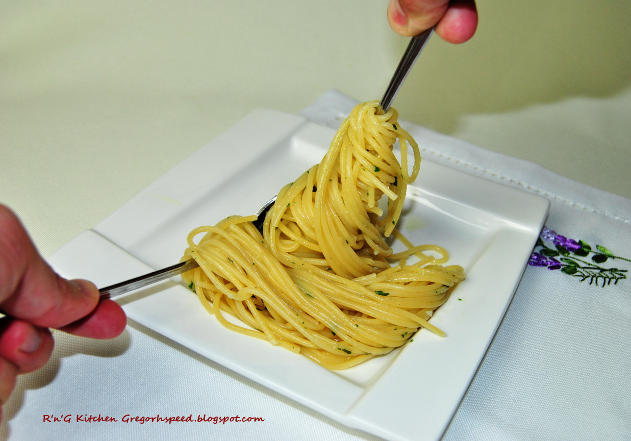 Spaghetti z oliwą i czosnkiem  foto