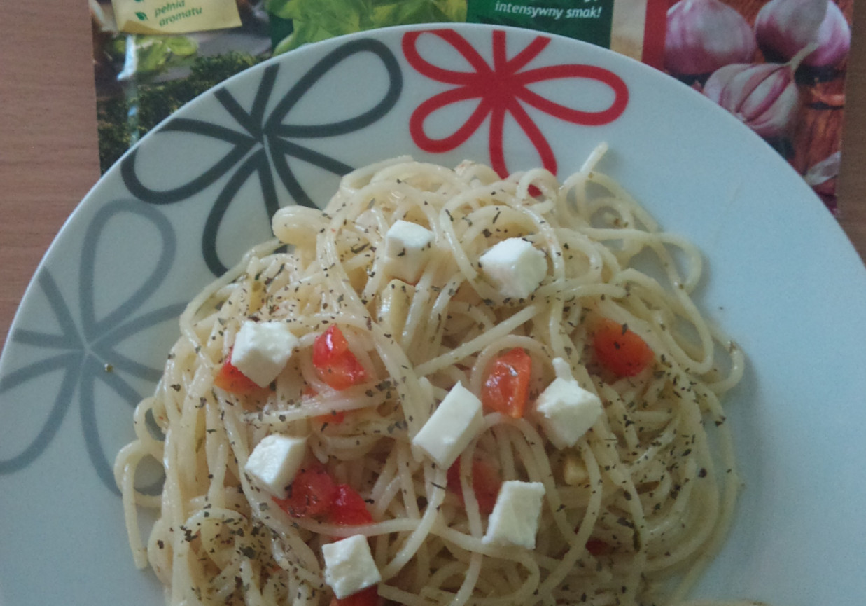 Spaghetti z oliwą i czosnkiem foto