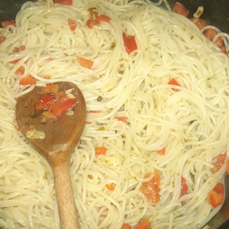 Krok 2 - Spaghetti z oliwą i czosnkiem foto