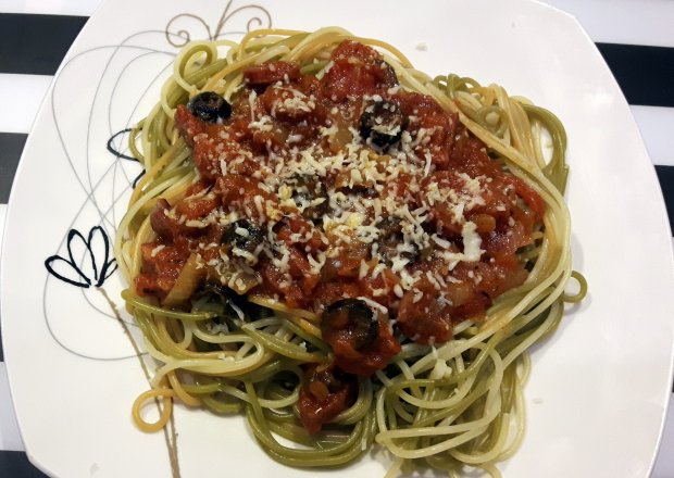 Fotografia przedstawiająca Spaghetti z oliwkami i chorizo