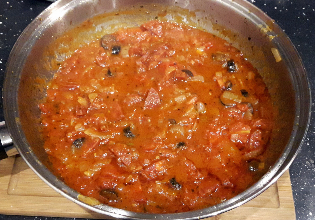 Spaghetti z oliwkami i chorizo foto