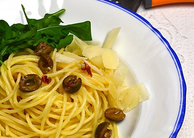 Fotografia przedstawiająca Spaghetti z oliwkami i rukolą