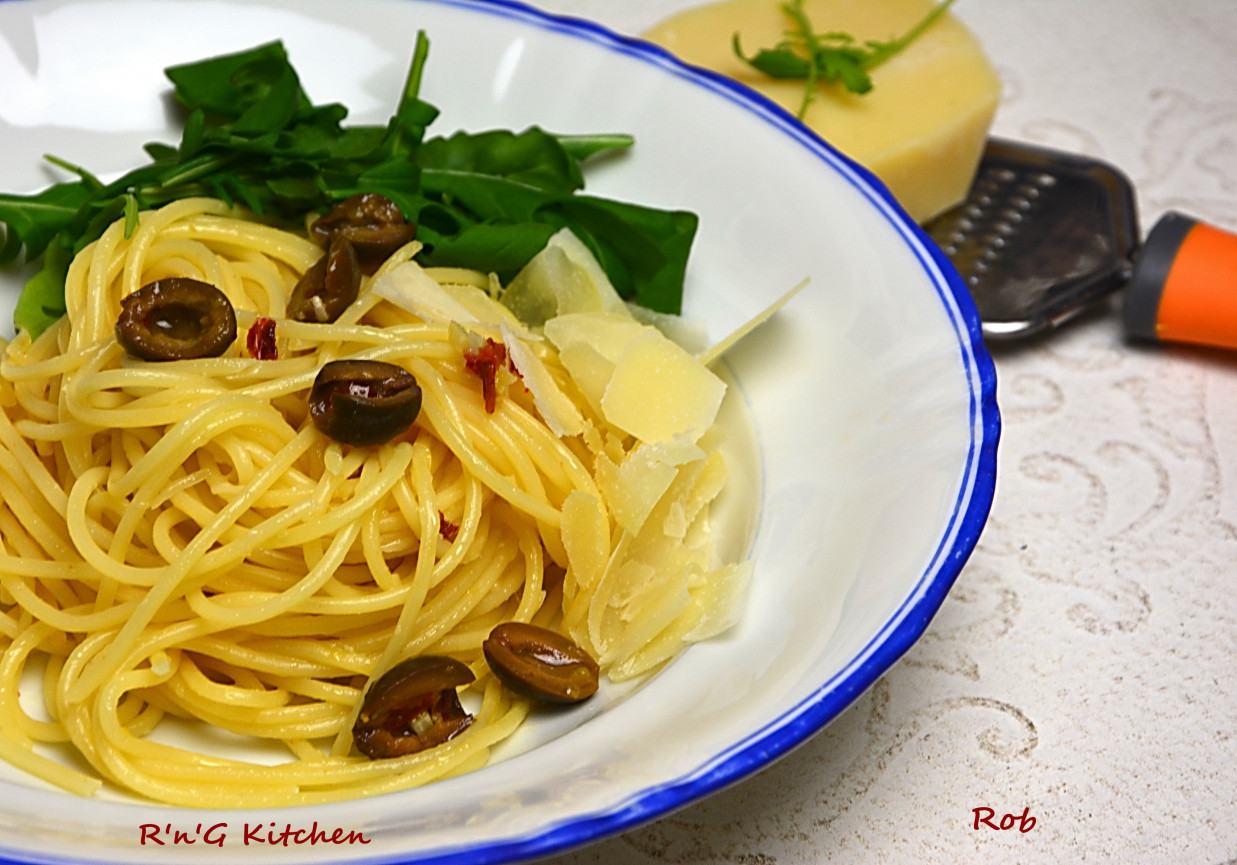 Spaghetti z oliwkami i rukolą foto
