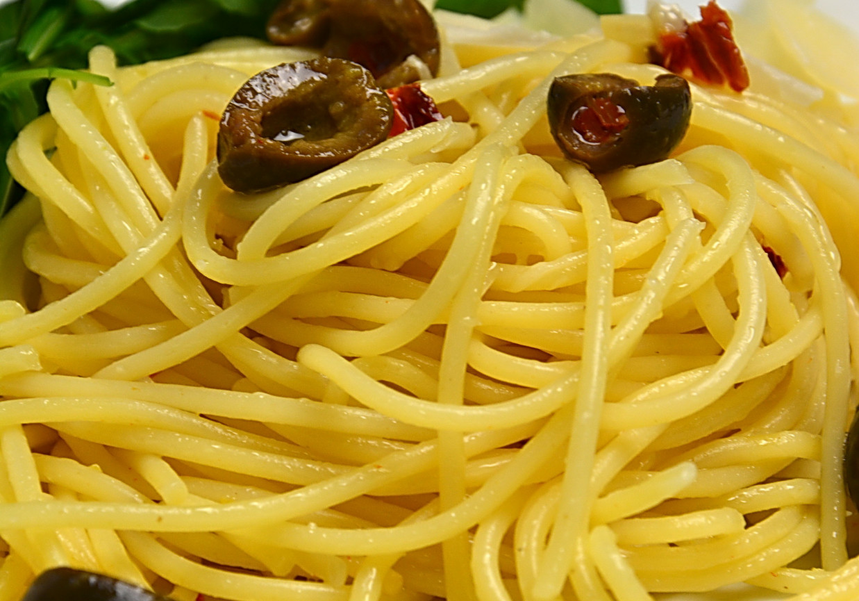 Spaghetti z oliwkami i rukolą foto