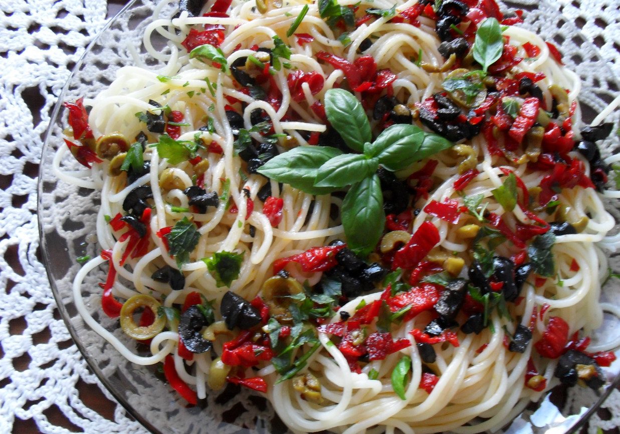 Spaghetti z oliwkami foto