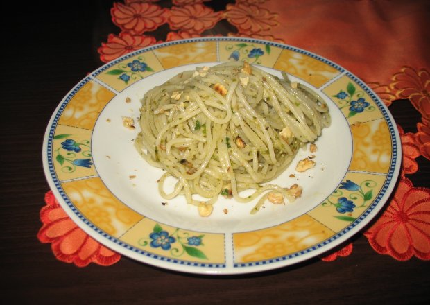 Fotografia przedstawiająca Spaghetti z orzechami i zielonym pesto