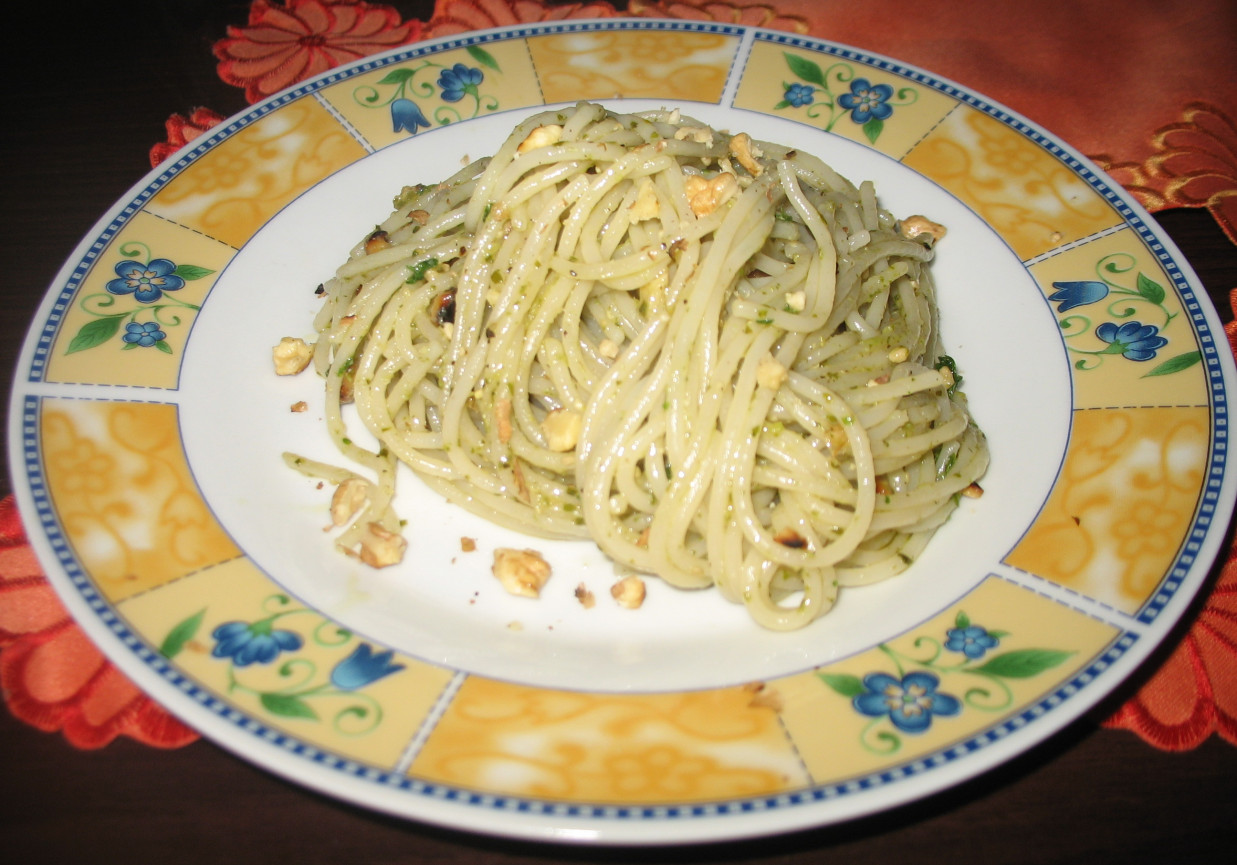 Spaghetti z orzechami i zielonym pesto foto