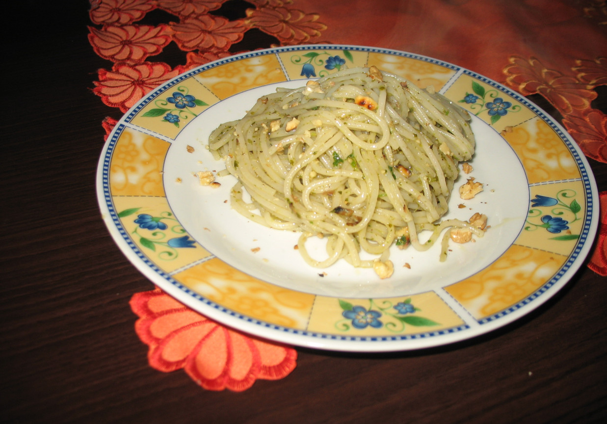 Spaghetti z orzechami i zielonym pesto foto