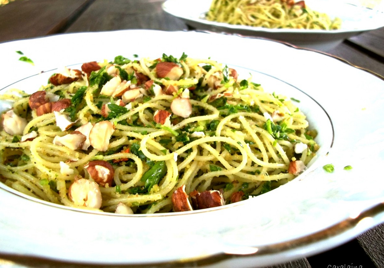 spaghetti z orzechami laskowymi i zieloną pietruszką foto