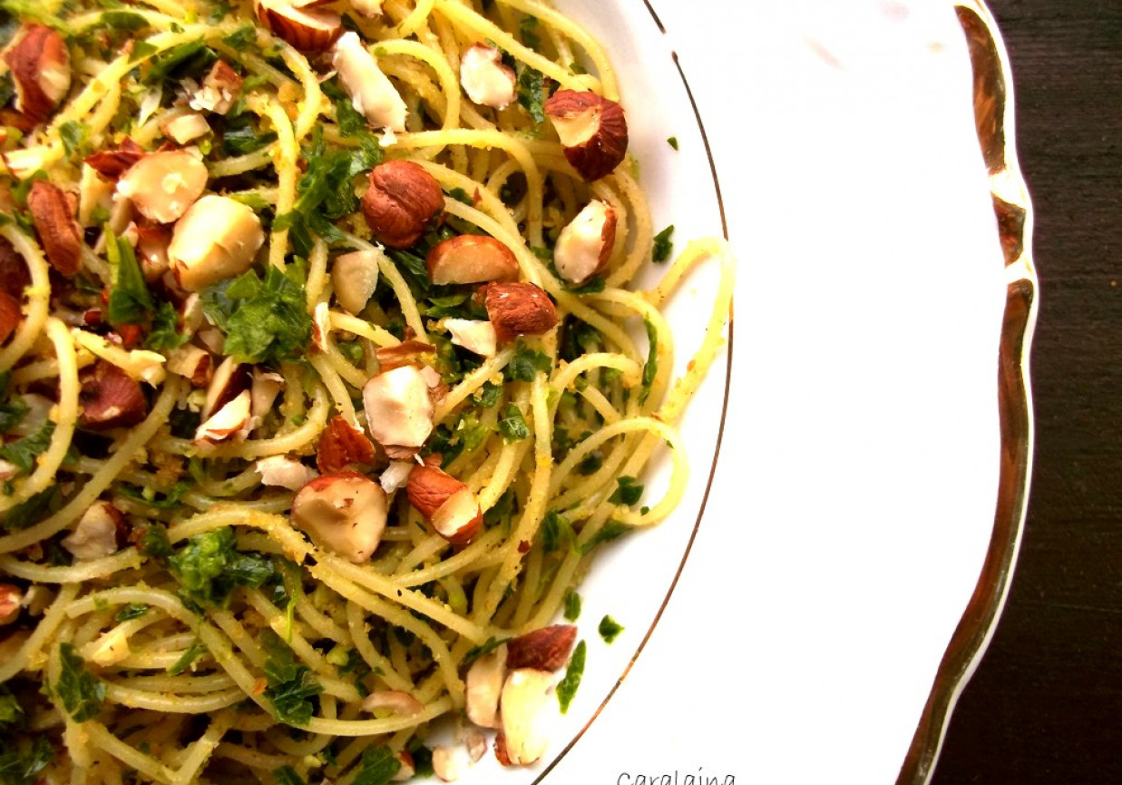 spaghetti z orzechami laskowymi i zieloną pietruszką foto