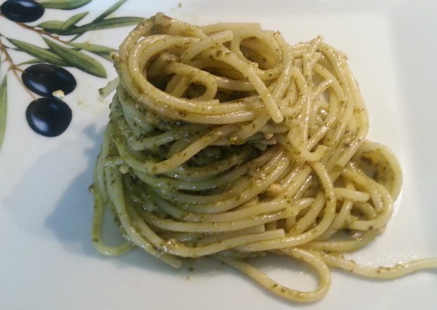 Fotografia przedstawiająca Spaghetti z orzechowym pesto z rukoli i bazyli