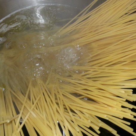 Krok 1 - Spaghetti z orzechowym pesto z rukoli i bazyli foto