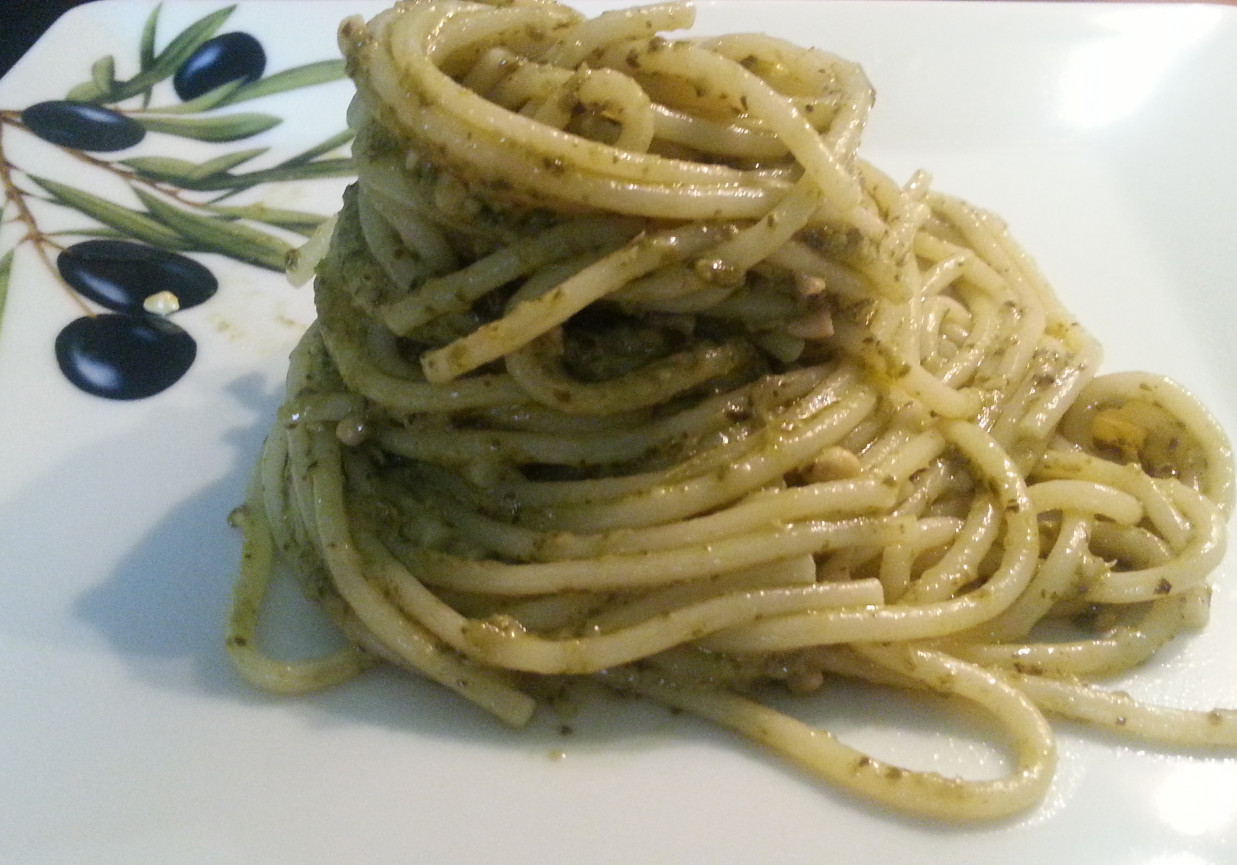 Spaghetti z orzechowym pesto z rukoli i bazyli foto