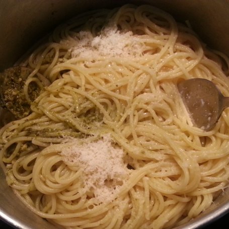 Krok 4 - Spaghetti z orzechowym pesto z rukoli i bazyli foto