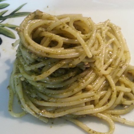 Krok 5 - Spaghetti z orzechowym pesto z rukoli i bazyli foto