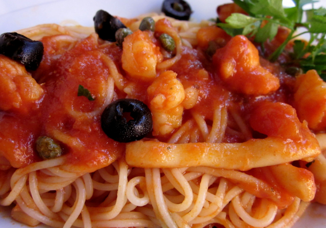 Spaghetti z owocami morza w pomidorach foto