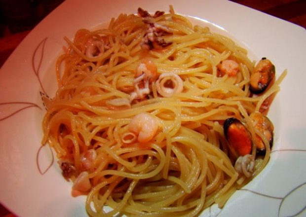 Fotografia przedstawiająca spaghetti z owocami morza