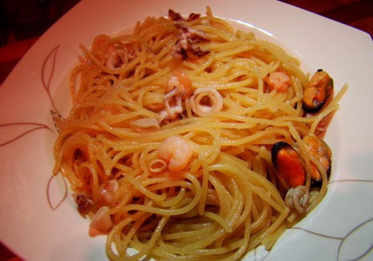 spaghetti z owocami morza foto