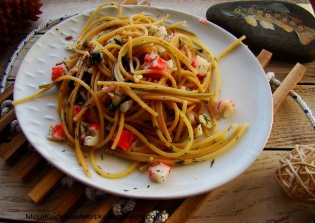 Fotografia przedstawiająca Spaghetti z paluszkami krabowymi i czosnkiem