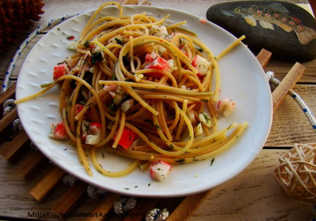 Spaghetti z paluszkami krabowymi i czosnkiem foto