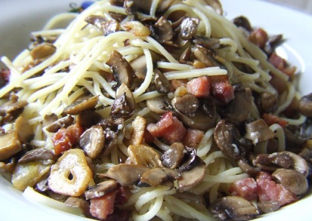 Fotografia przedstawiająca spaghetti z pancetta i pieczarkami
