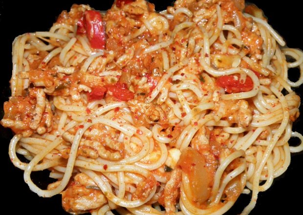 Fotografia przedstawiająca Spaghetti z papryką i cukinią