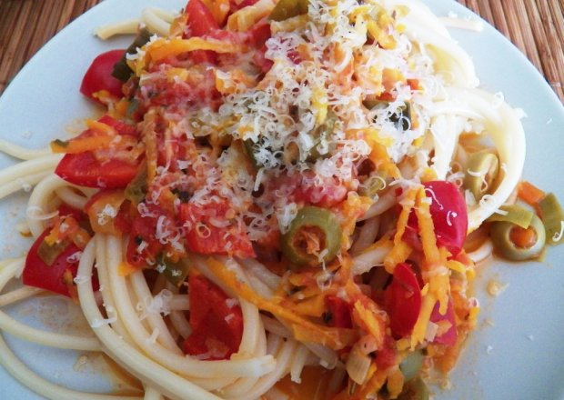 Fotografia przedstawiająca Spaghetti z papryką i innymi warzywami