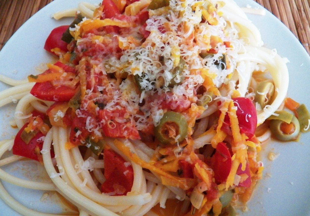 Spaghetti z papryką i innymi warzywami foto