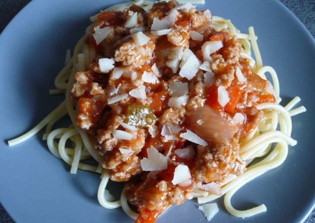 Fotografia przedstawiająca Spaghetti z papryką i parmezanem