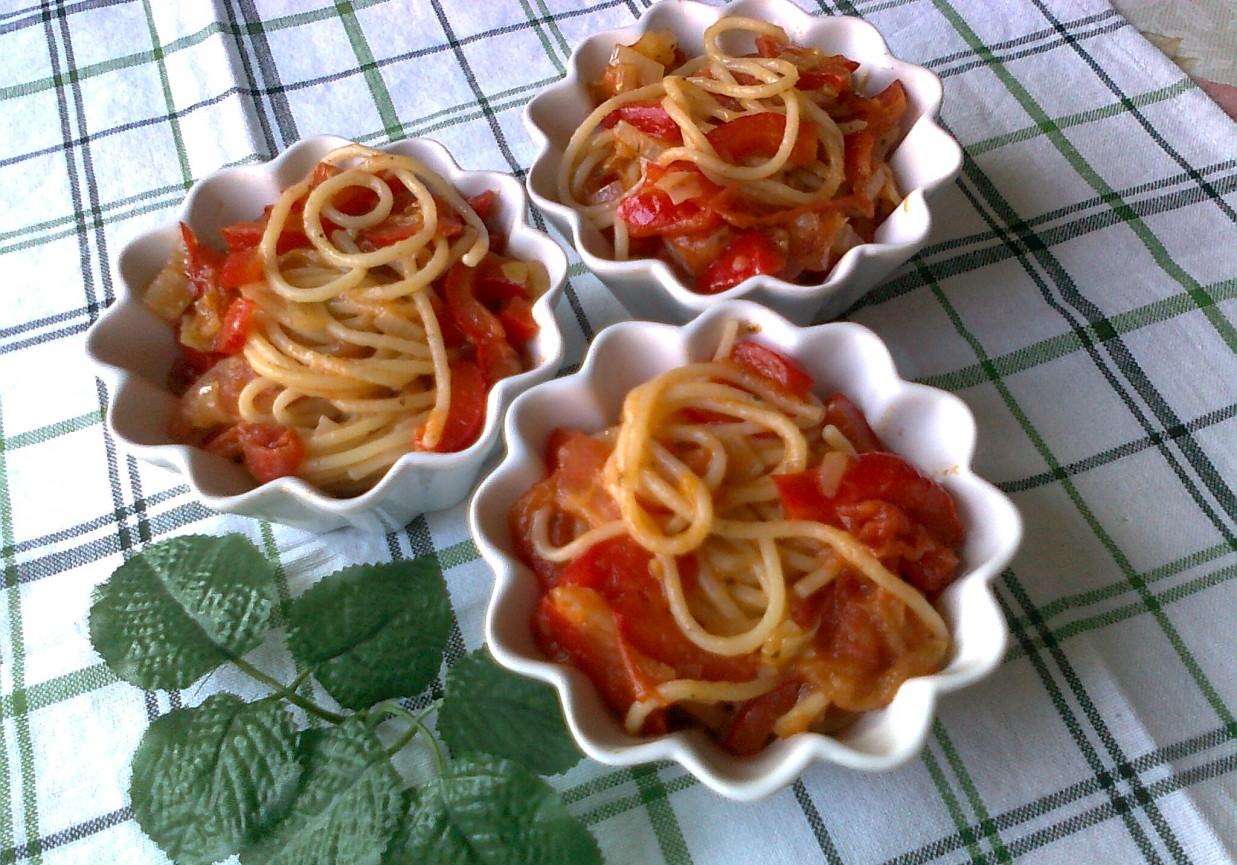 Spaghetti z papryką i pomidorami foto
