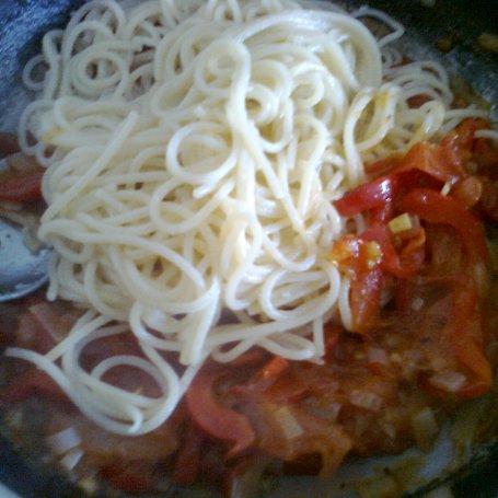Krok 4 - Spaghetti z papryką i pomidorami foto