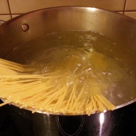 Krok 1 - Spaghetti z parmezanem i pietruszką foto