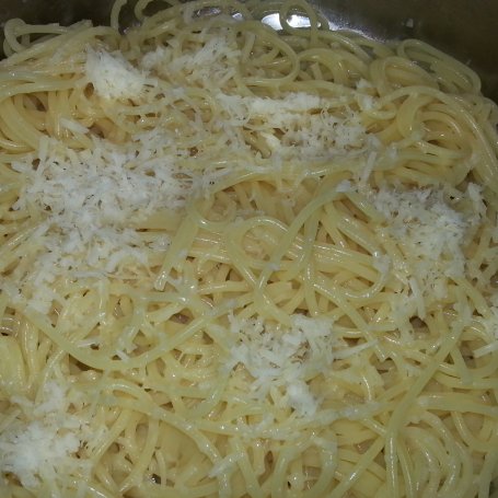 Krok 4 - Spaghetti z parmezanem i pietruszką foto