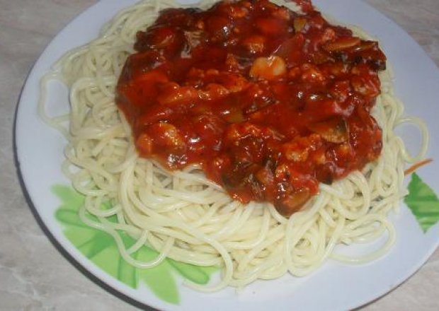 Fotografia przedstawiająca Spaghetti z parówkami i pieczarkami