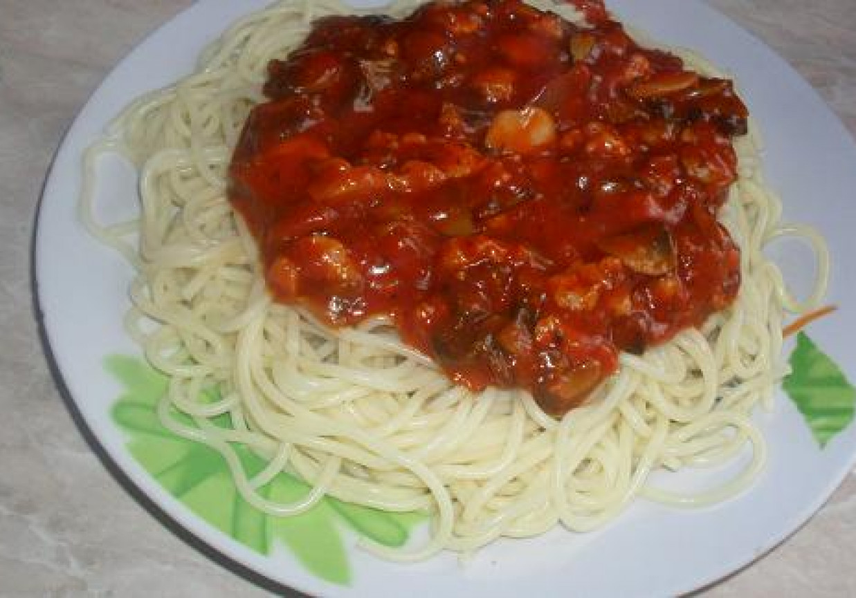 Spaghetti z parówkami i pieczarkami foto