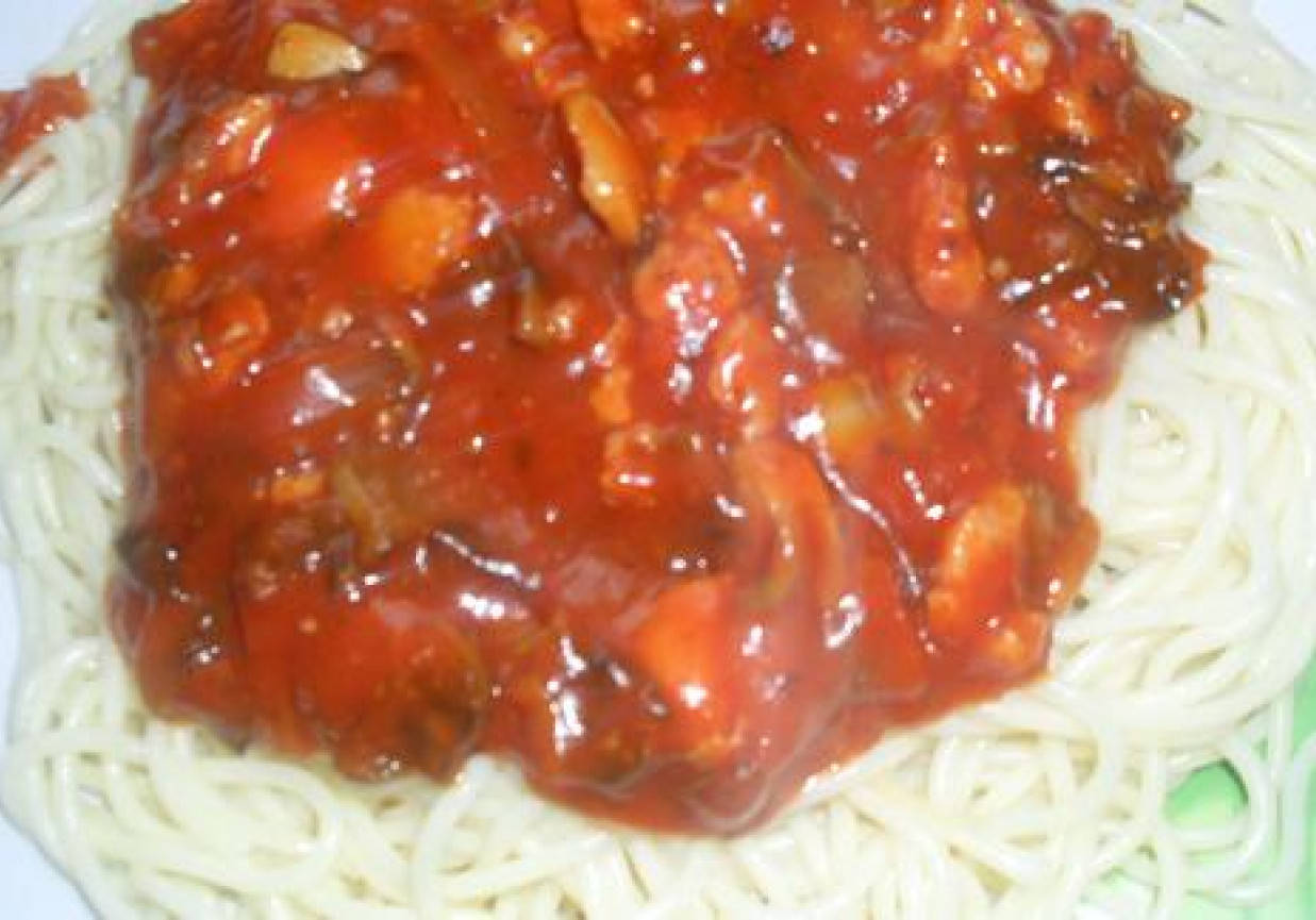 Spaghetti z parówkami i pieczarkami foto