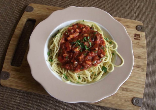 Fotografia przedstawiająca Spaghetti z parówkami w sosie pomidorowym